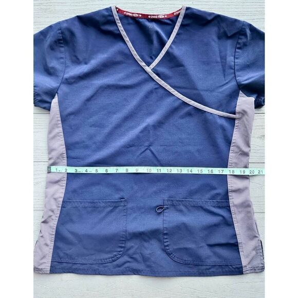 DIVINE STRETCH v neck scrub top preloved medium - Picture 10 of 11